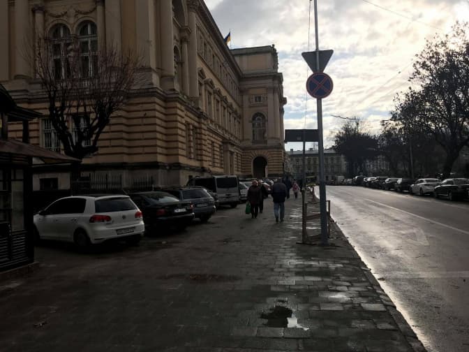 Коли біля Львівського університету Франка ліквідують незаконну парковку