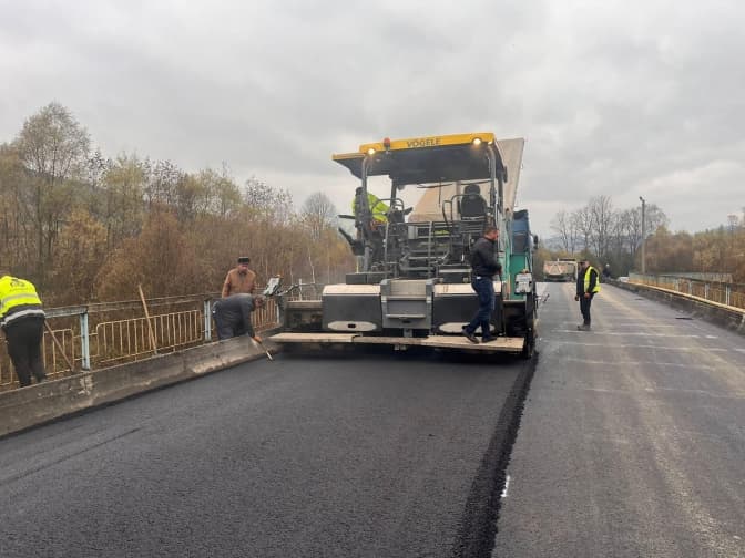 На автомобільній дорозі Львівщини відремонтували міст. Фото
