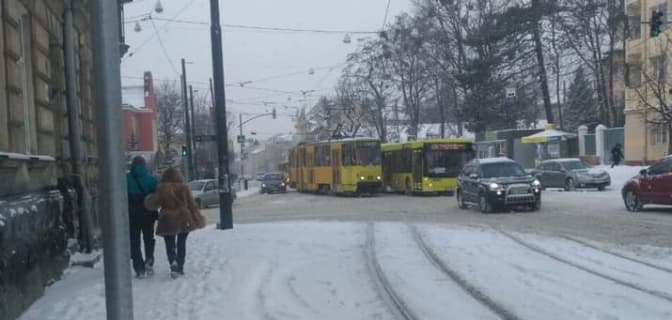 На перехресті Личаківська — Мечникова зійшов із колії трамвай