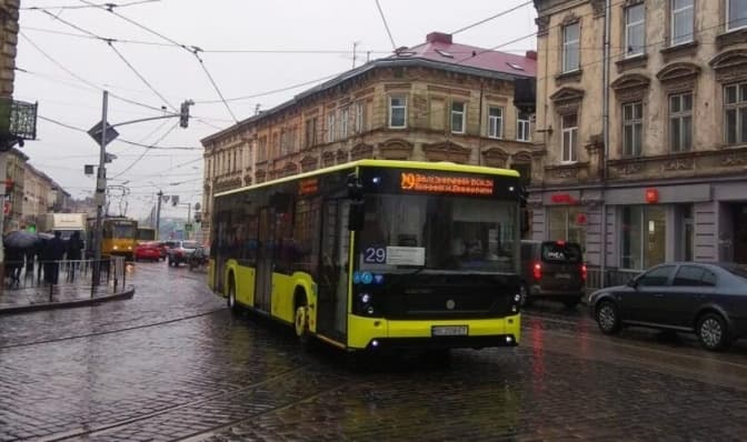 У Львові невідомі розклеїли на автобуси наліпки зі словами «тут не поважають військових»