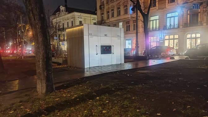 Який вигляд має вбиральня, яку встановили на проспекті Свободи у Львові. Фото