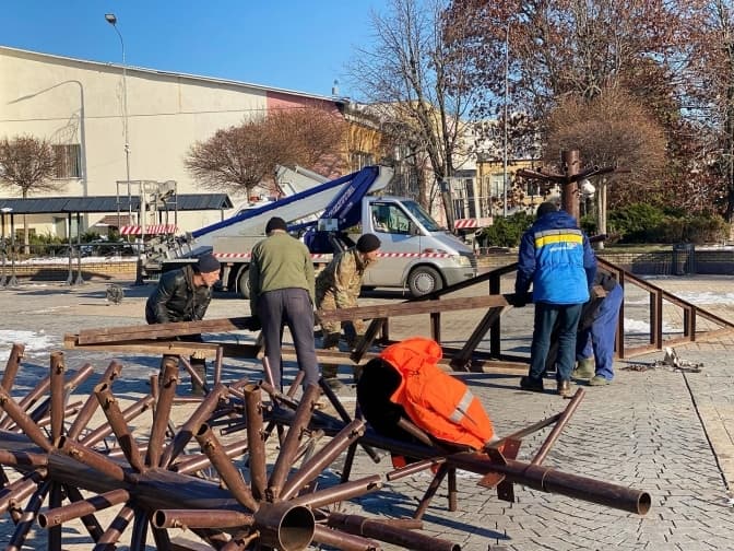 У Бучі на Київській площі почали встановлювати святкову ялинку