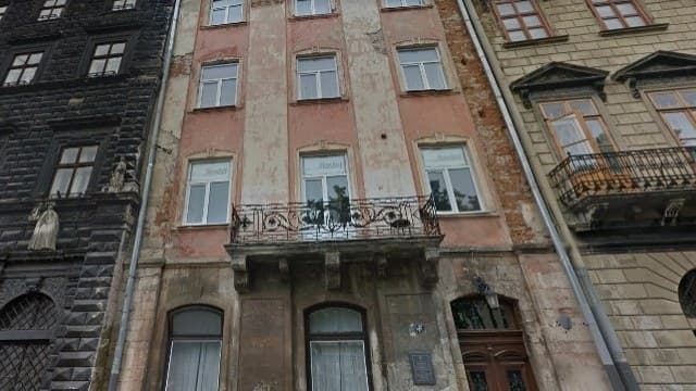 У центрі Львова реставрують фасад 450-річної кам’яниці