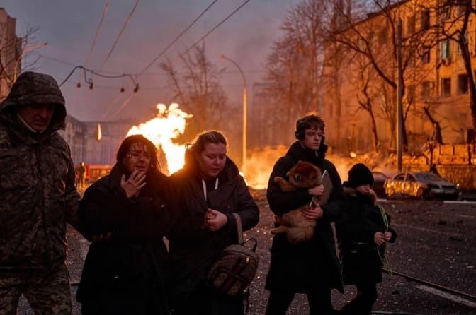 Внаслідок ранкової атаки рф в Києві 11 осіб постраждали, одна — загинула