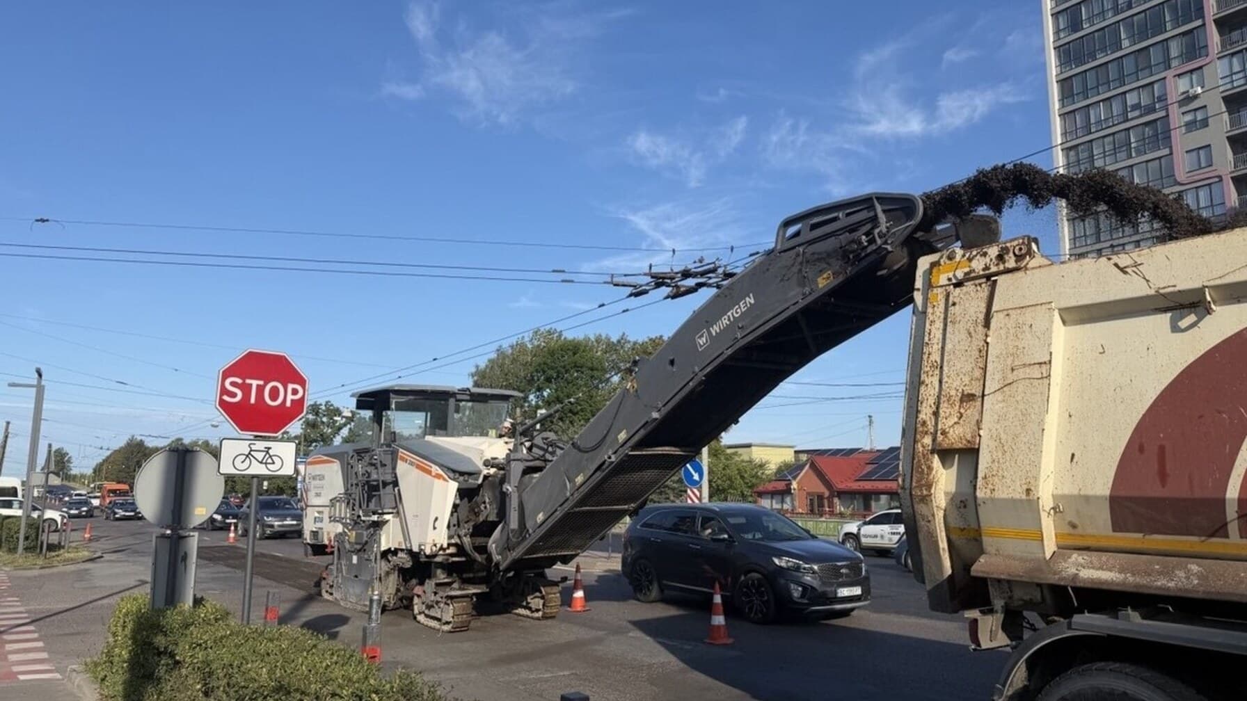 На вул. Городоцькій почали фрезерування старого асфальтного покриття дороги у напрямку в’їзду в місто / фото ЛМР