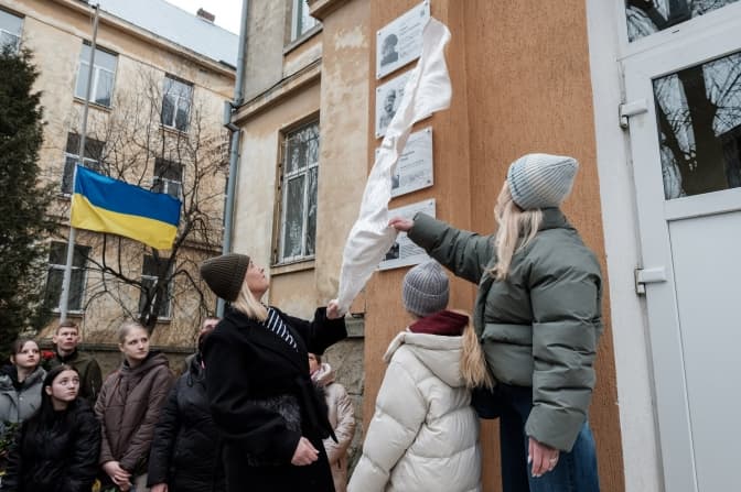 На будівлі Львівського ліцею встановили вісім пам'ятних таблиць загиблим захисникам