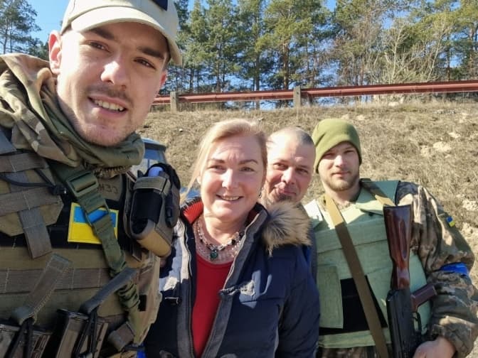 Світлана Поваляєва з синами Романом Ратушним (ліворуч) і Василем Ратушним (праворуч) Facebook / Світлана Поваляєва