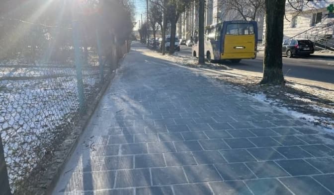 У Львові тротуар, що веде до Геріатричного пансіонату, зроблять доступним