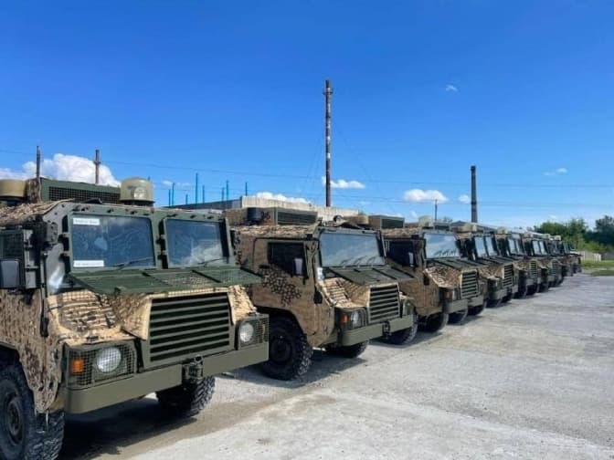 Українські військові отримали броньовані машини Pinzgauer від анонімного благодійника
