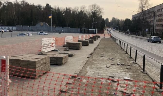 У Львові поруч із полем почесних поховань облаштовують нову транспортну зупинку