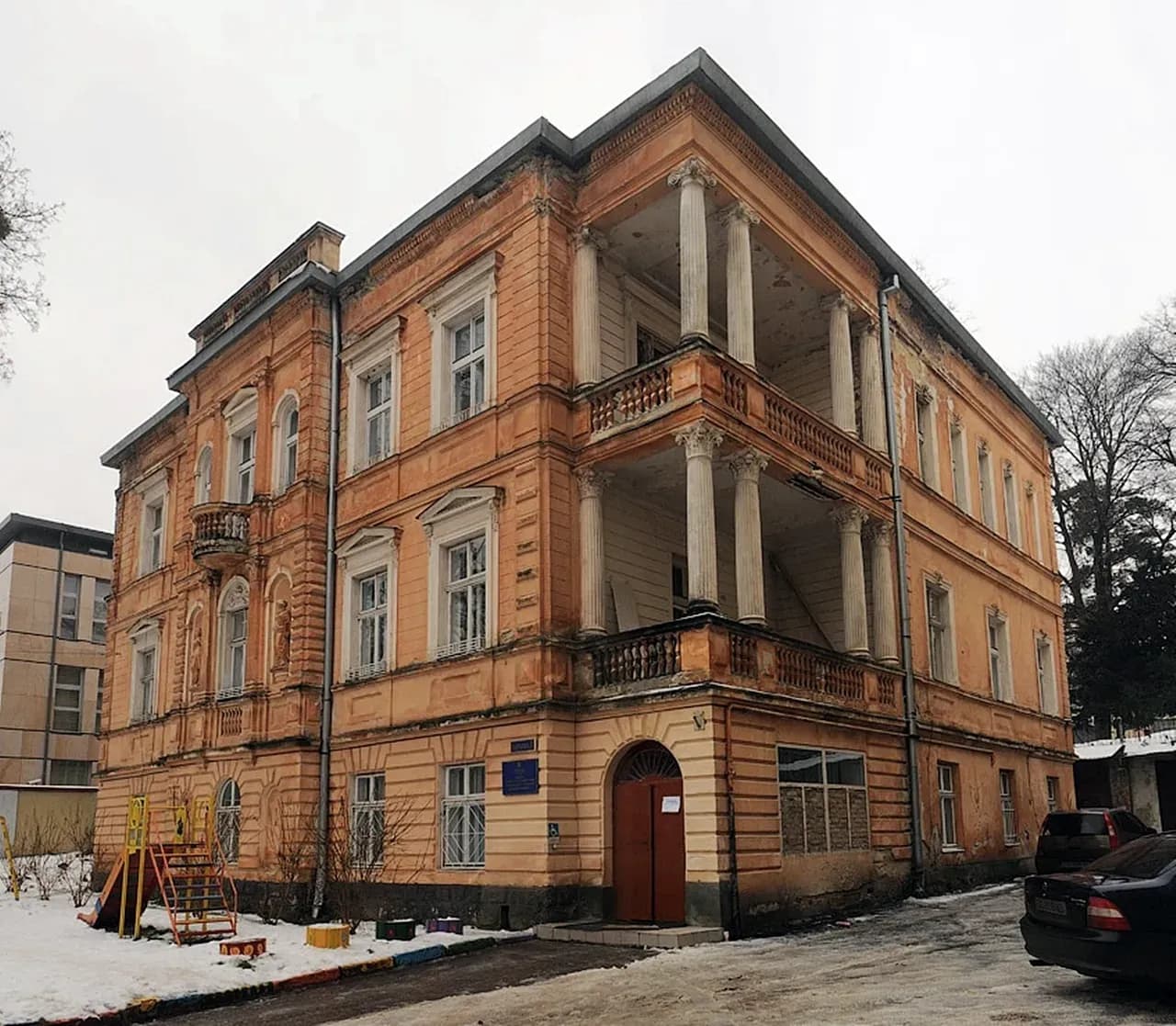 Тривалий час у цій історичній пам'ятці, що розташована біля Стрийського парку, була поліклініка 4-ї міської клінічної лікарні, але через аварійний стан будівлю закрили / світлина з сайту Фотографії старого Львова