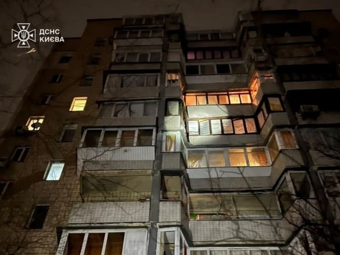 Ворог здійснив атаку на Київ: пошкоджені будинки, є постраждалі