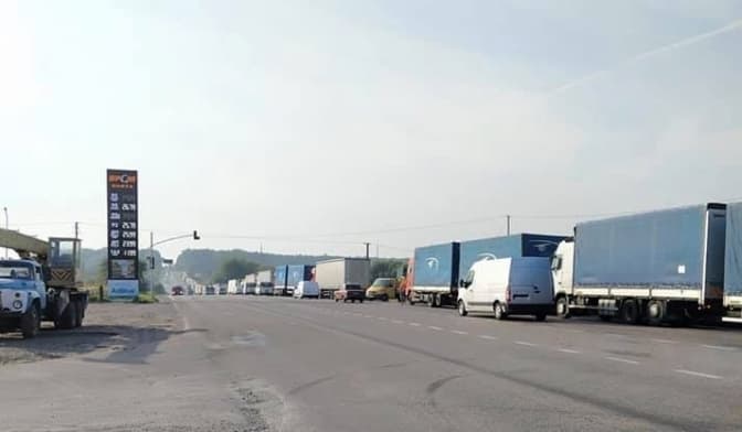 На об’їзній Львова водії вантажівок влаштували мирний протест