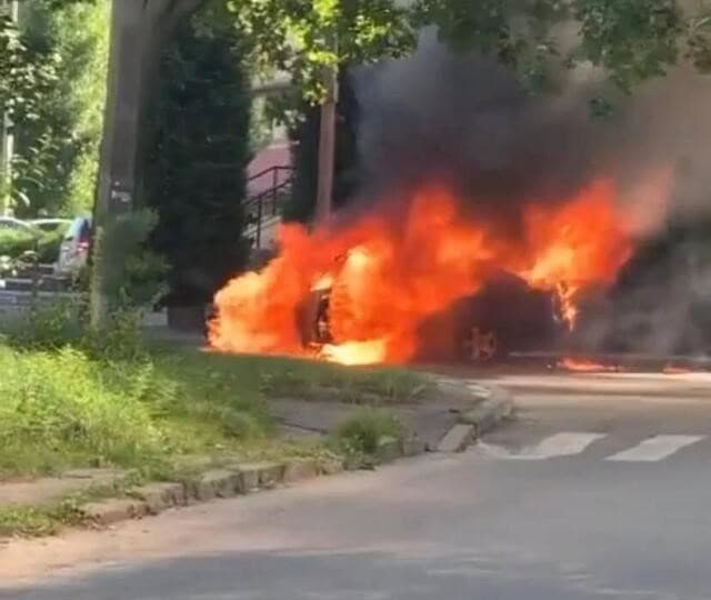 У Львові спалахнув автомобіль