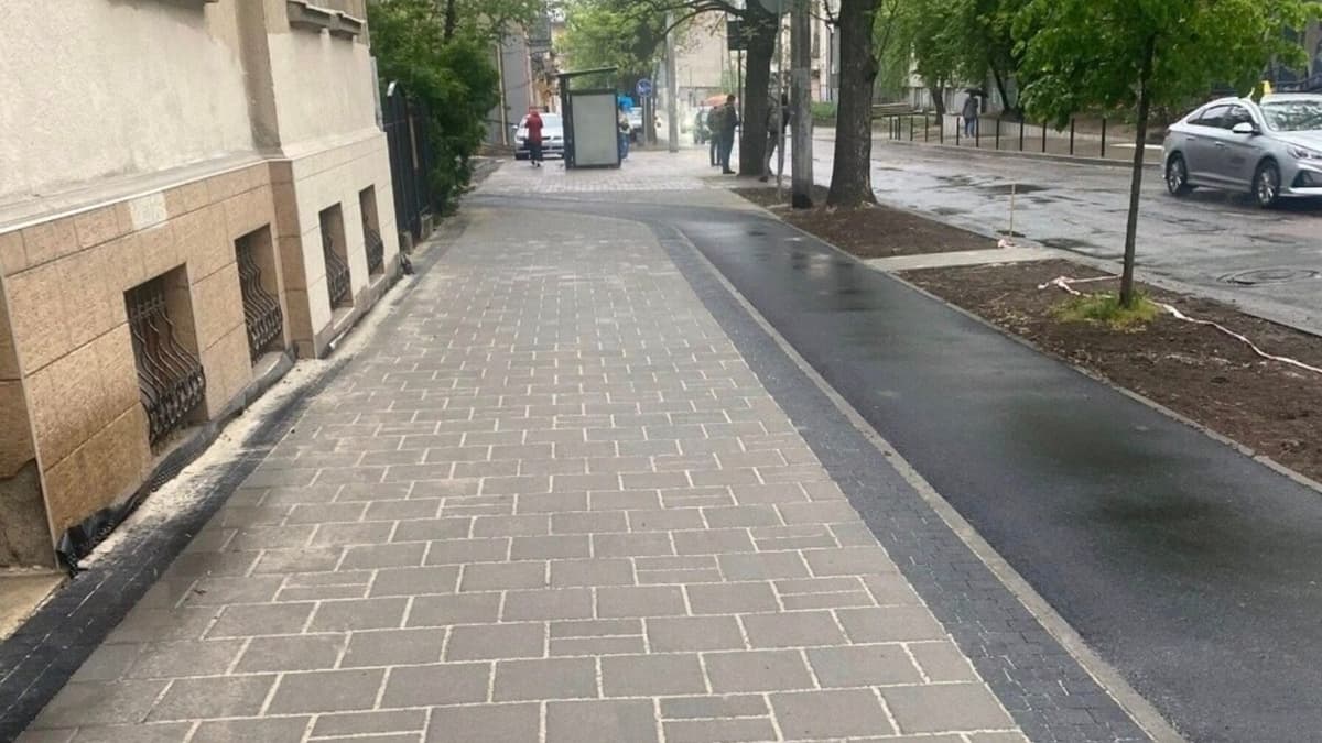 Велодоріжка, тактильна плитка і новий тротуар: що змінили на Героїв УПА у Львові