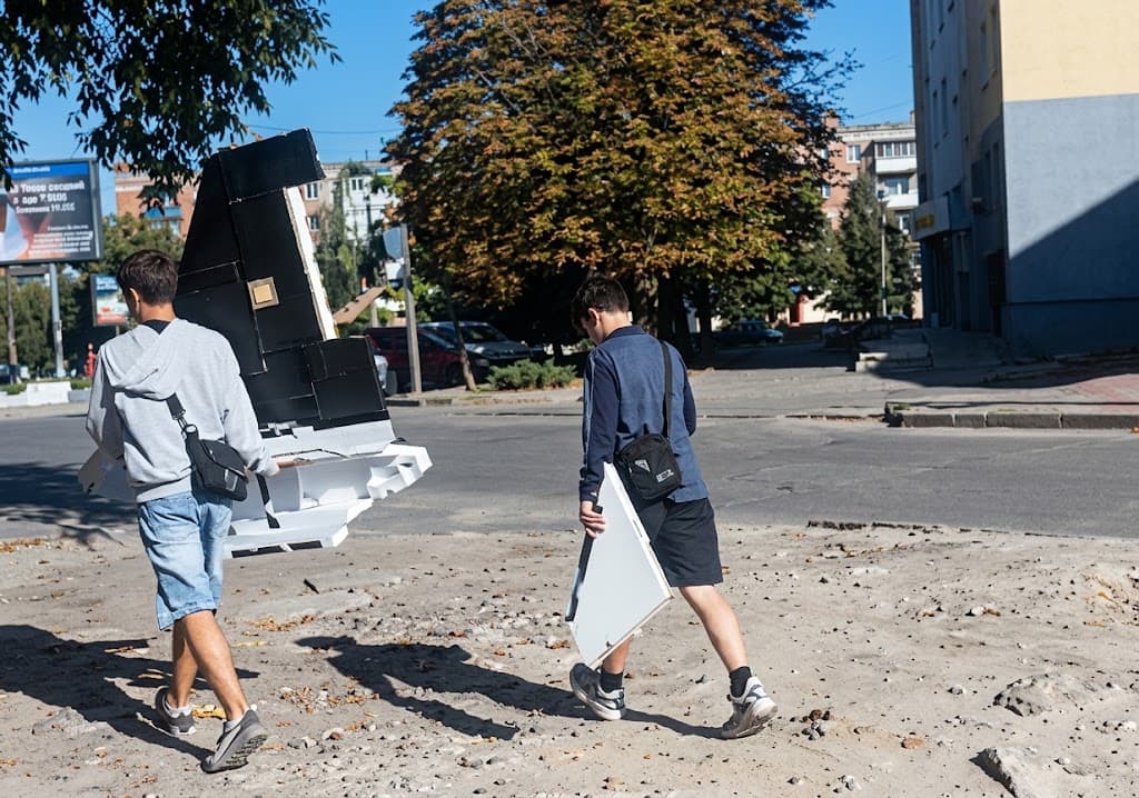 В Оболонському районі Києва підлітки несли вулицею уламок збитого шахеда (ВІДЕО)