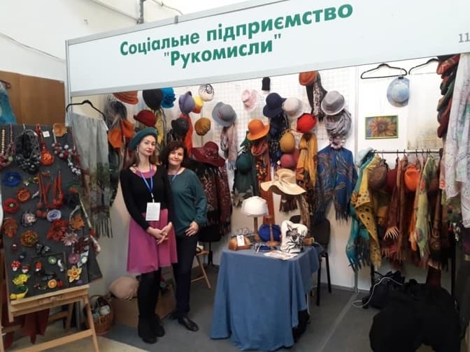 Як у Львові працює майстерня «Рукомисли», де виготовляють валяні вироби і розписують по тканині