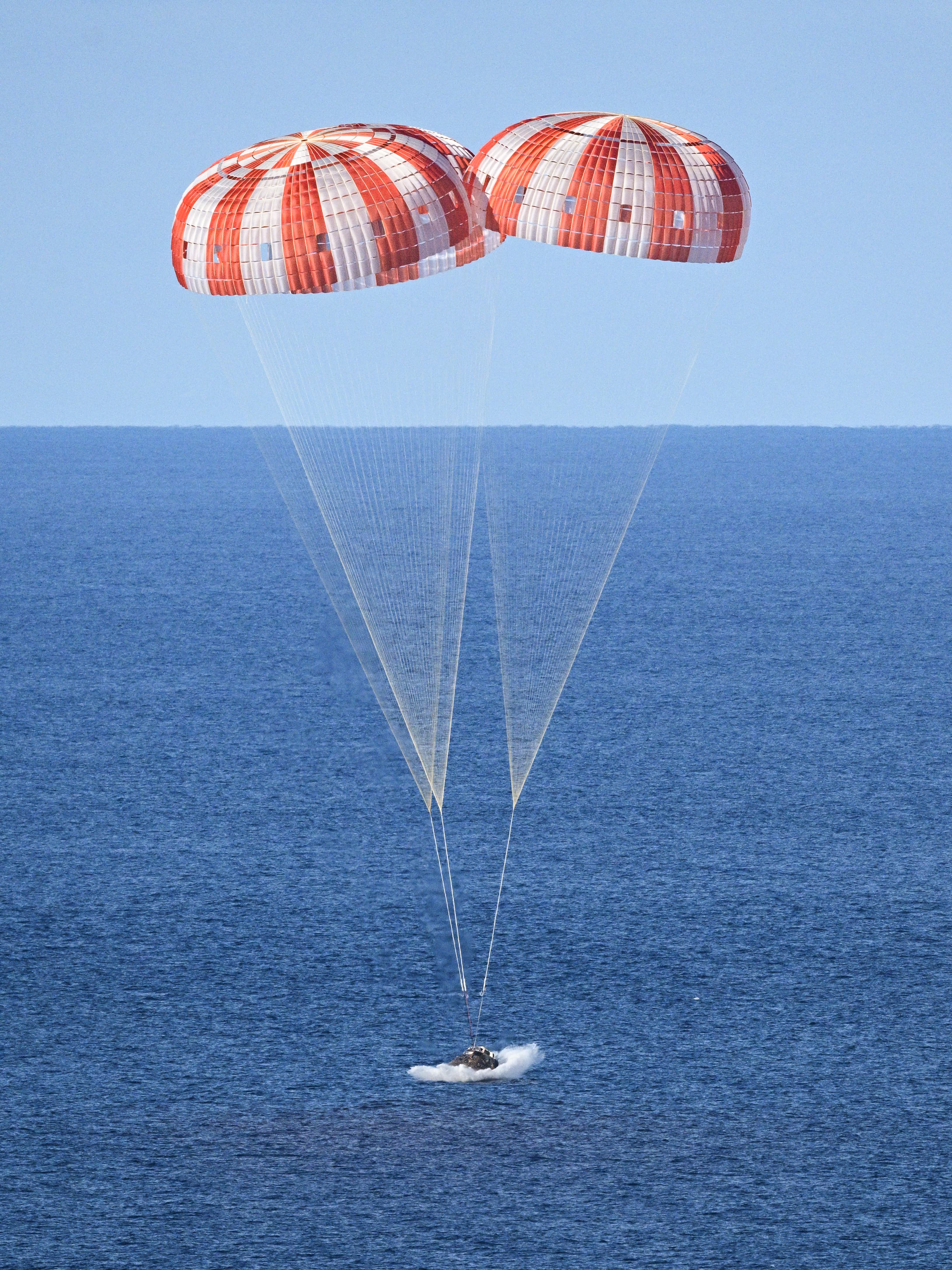 Приземлення космічного корабля NASA Orion з членами екіпажу Artemis II / фото: NASA