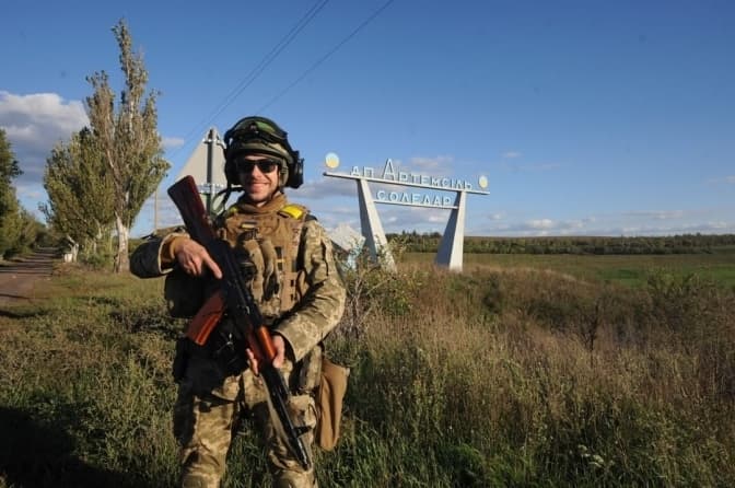 Боєць 93-ї бригади «Холодний Яр». Позаду — стела державного підприємства «Артемсіль» / Instagram-сторінка 93-ї бригади «Холодний Яр»