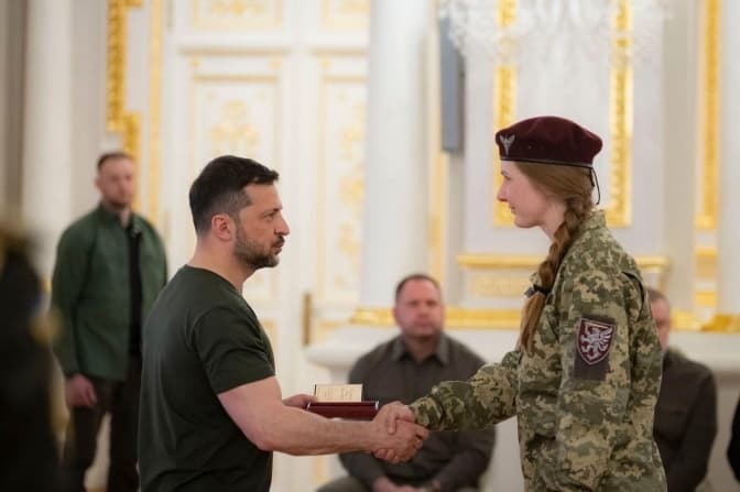 Військова зі Львівщини отримала орден за точні удари FPV-дронами на Курщині