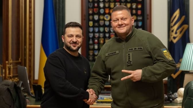 Українці більше довіряють Залужному, але на виборах лідирує Зеленський – опитування