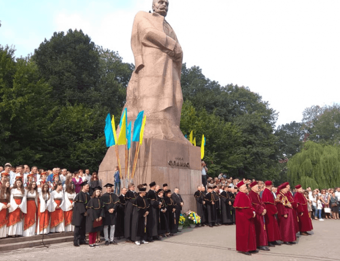 Як у львівських університетах святкували День Знань. Фото