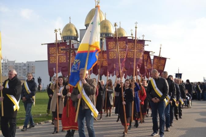 Сиховом пройшла кількатисячна Хресна хода. Фото