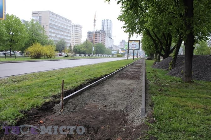 На Чорновола у Львові почали прокладати велодоріжку. Фото