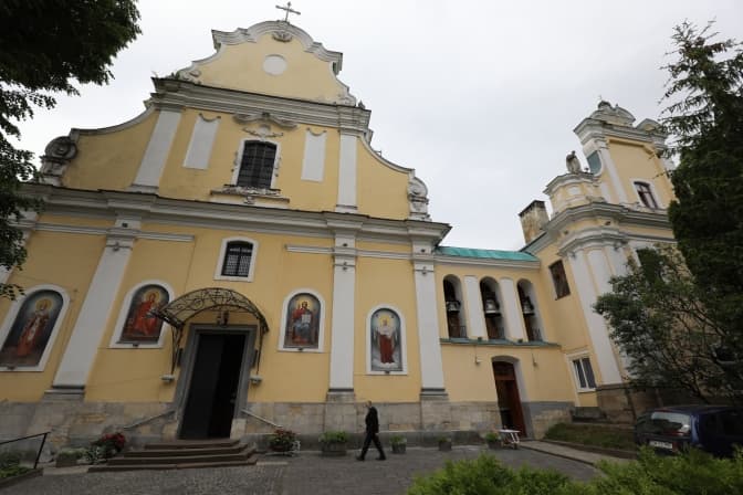Як реставрують фасади храму Покрови Пресвятої Богородиці у Львові. Фото