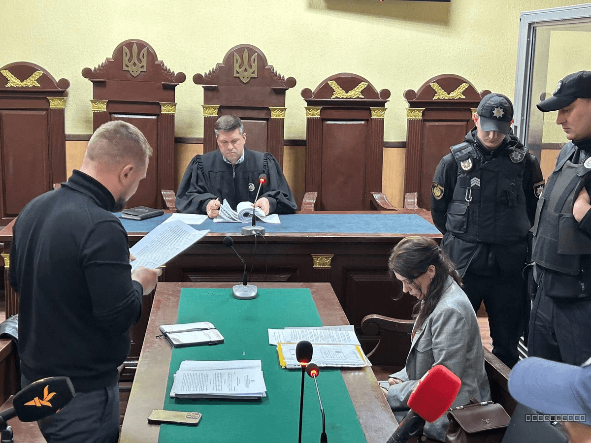 Підозрюваного у вбивстві військового ТЦК у Львові завели в суд в капюшоні, журналістів не підпускають. Оновлено