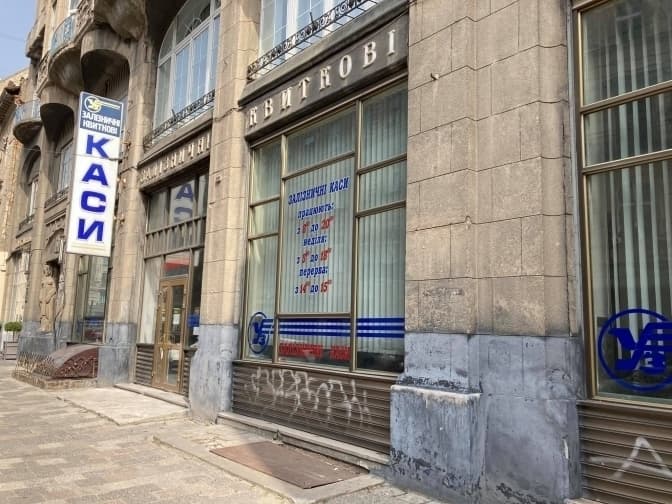 На місці колишніх залізничних кас на Гнатюка облаштують книгарню
