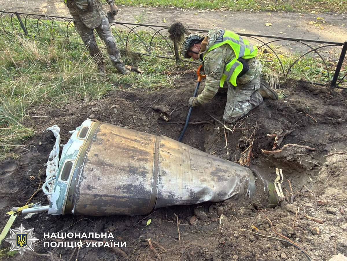 Біля житлових будинків у Києві впали дві півтонні бойові частини балістичних ракет