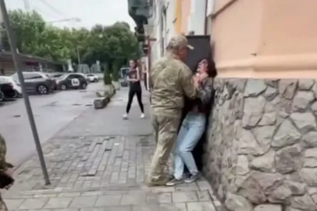 Працівник ТЦК у військовій формі застосував фізичну силу до жінки під час проведення мобілізації /фото: скриншот з відео із соцмереж