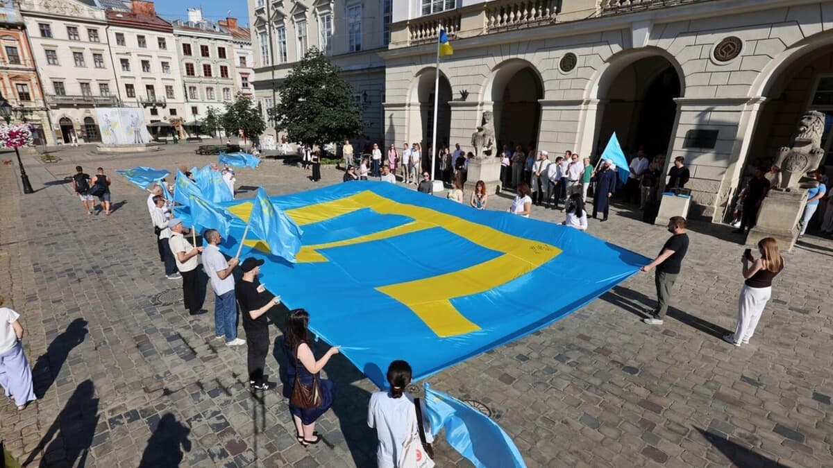 У центрі Львова урочисто підняли кримськотатарський прапор. Фото