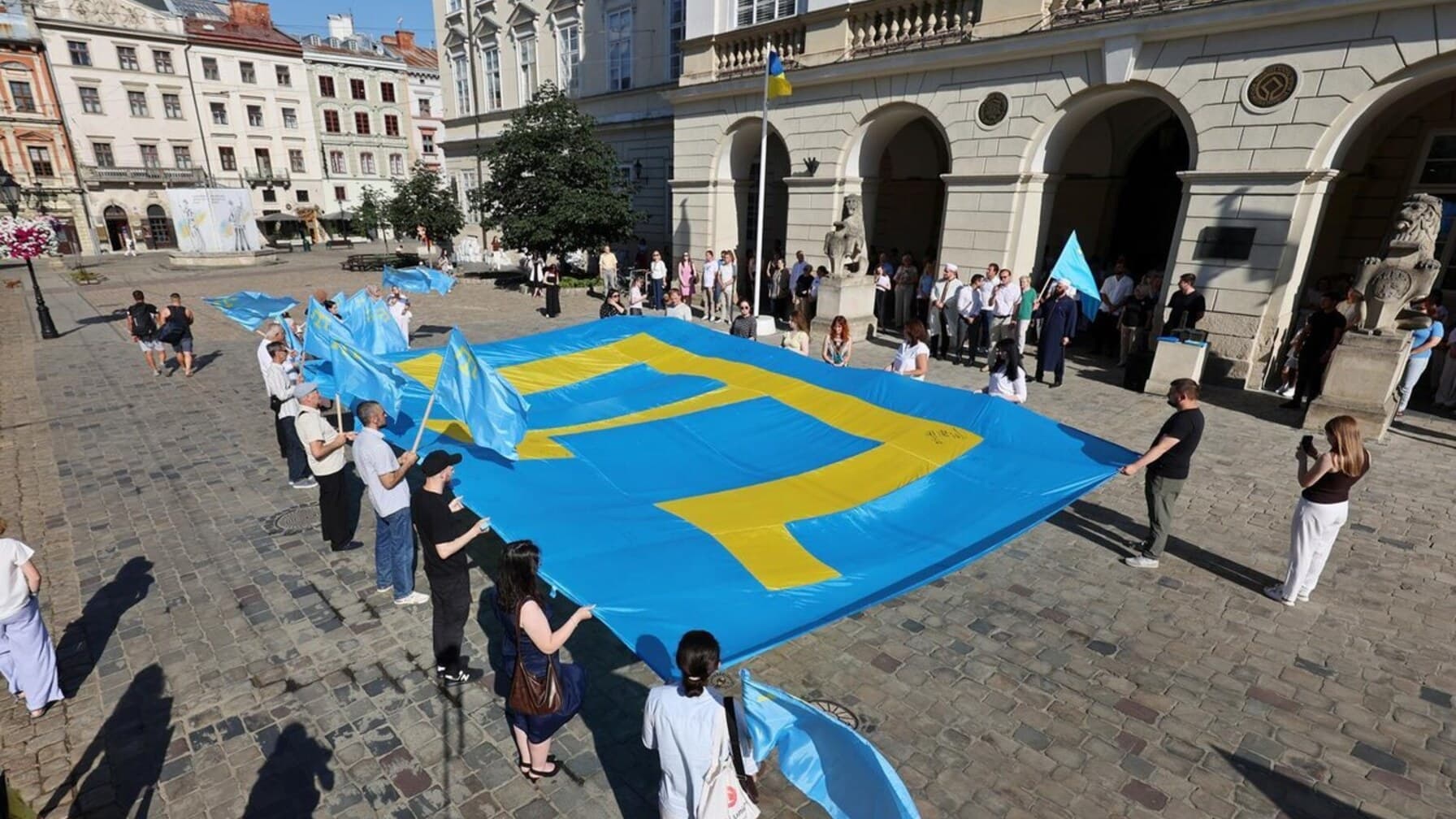 На площі Ринок розгорнули кримськотатарський прапор / фото ЛМР.