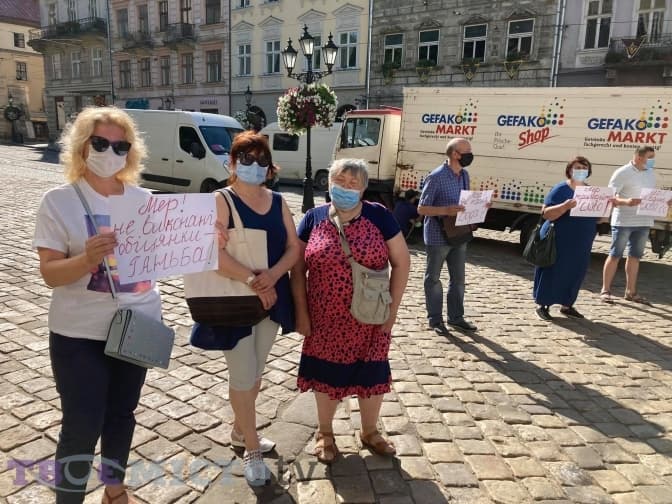 «Ні транспорту, ні каналізації». Під стінами міської ради пікетують мешканці Рясного