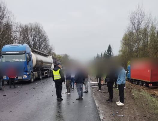 Аварія з потерпілими на Львівщині: на трасі Київ — Чоп ускладнений рух транспорту. Оновлено