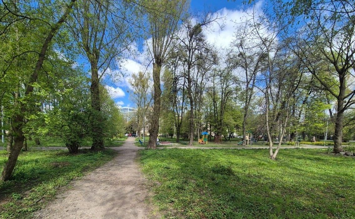 Нові доріжки, безбар’єрність та теренкури: у сквері "Кульпарківський" оновлюють громадський простір
