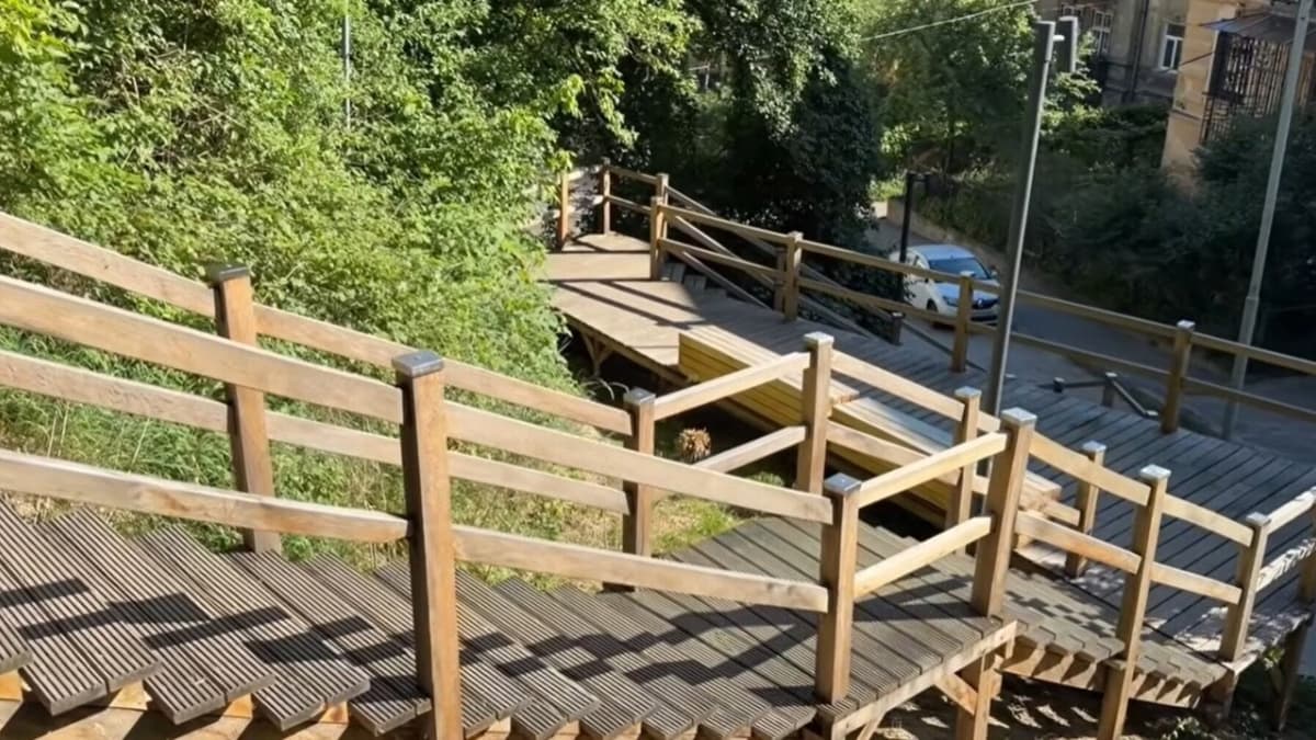 В одному з парків Львова встановили дерев'яні сходи. Львів'яни скаржились, у місті пояснили