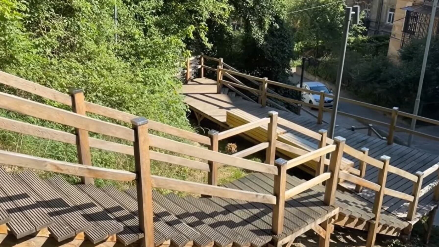 Дерев'яні сходи у парку "Знесіння" / фото: ЛМР