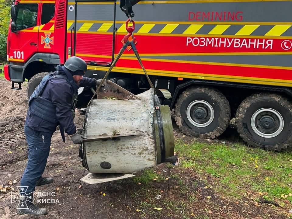 У дворі житлового будинку в Києві знайшли балістичну ракету