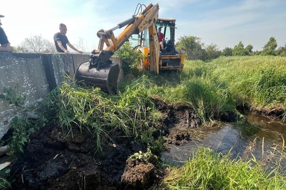 Екскаватор працює на місці пожежі у Дублянах / фото: ЛМР