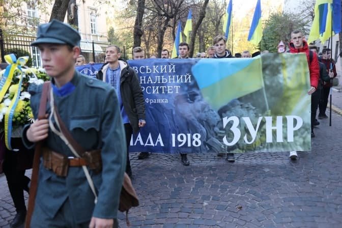 Вулицями Львова до річниці ЗУНР пройшла кількатисячна студентська хода . Фото