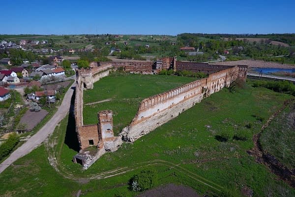 Фортеця у Старому Селі вражає своїми масштабами. Щоправда, одна сторона із оборонних мурів уже зруйнувалась