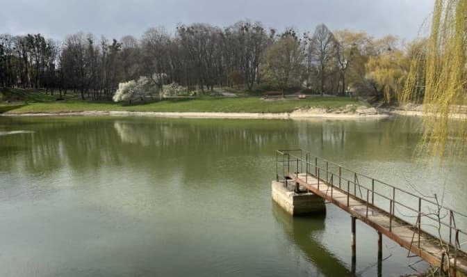 У Львові на озері розпочали ремонт старої труби, яку виявили ще в квітні: вона спричиняла витік води