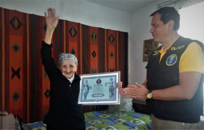 93-річна мешканка Львівщини стала рекордсменкою України, сівши на шпагат. Фото