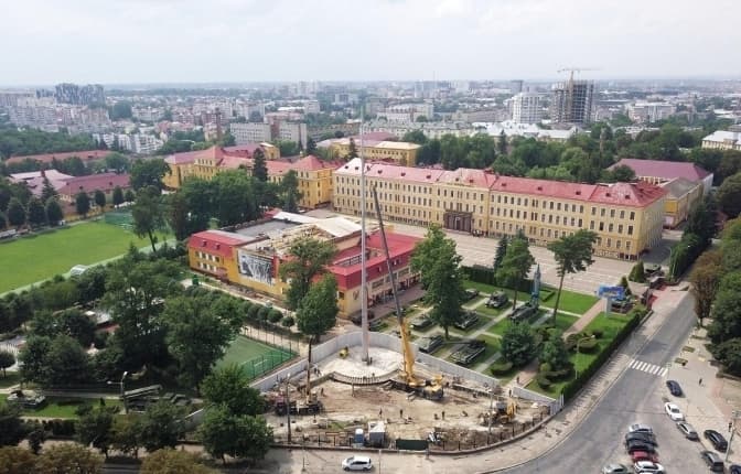 На найвищому флагштоці Львівщини піднімуть найбільший прапор області