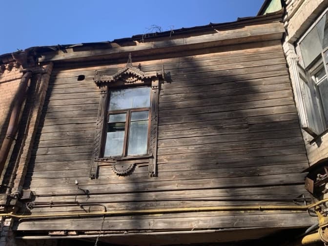 На Андріївському узвозі демонтували дерев'яну веранду пам’ятки архітектури