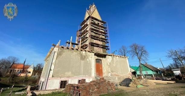 На Львівщині реставрують старовинну ратушу ХХ століття. Фото