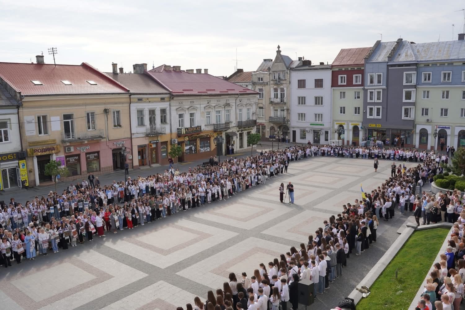 Під час масової вишиваної ходи учнівська та студентська молодь громади презентувала 1713 автентичних вишитих рушників / фото ЛОДА